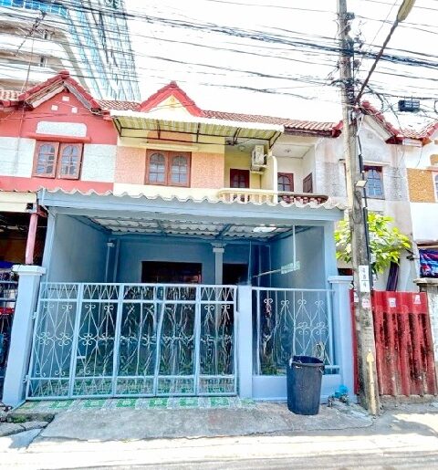 ทาวน์เฮาส์ 2 ชั้น ม.เกษมบัณฑิต ร่มเกล้า 100 ม. MRT มีนบุรี 1กม.