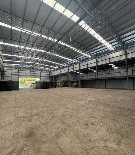 ให้เช่าโกดัง 816 ตรม. ติดถนนใหญ่ กรุงเทพกรีฑาตัดใหม่ ใกล้สนามบิน