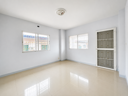 ขายบ้านม.เอกกวิน เลียบคลองสอง หลังมุม รีโนเวทใหม่ 3.49 ล้าน